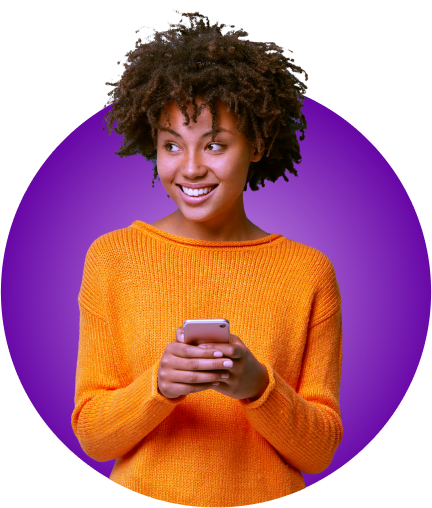 Uma mulher negra, de cabelos crespos, vestida com suéter laranja, mexendo no smartphone.